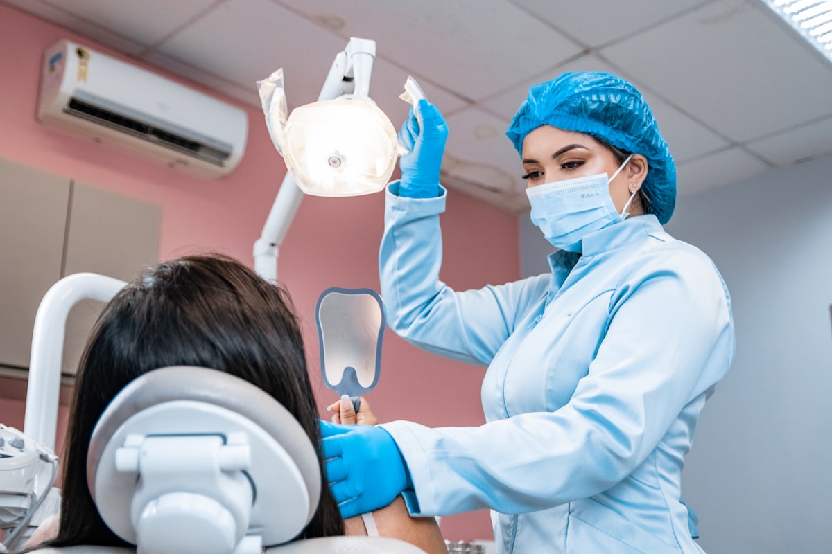 Dentista mostrando a avaliação ao paciente na OdontoCompany Pompéia