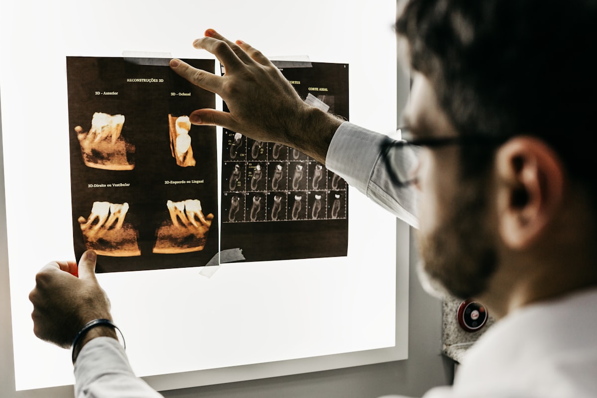 Dentista analisando exame de imagem para planejamento de implante